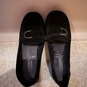 Women’s AEROSOLES Black Suede Loafers with Metallic Buckle Size 6 New